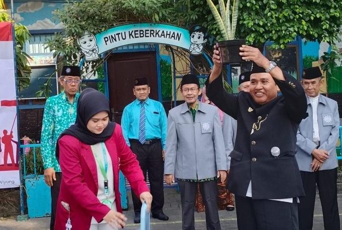 Bagikan 100 Tanaman dan Aneka Atraksi Warnai Upacara HUT ke-79 RI di Perguruan Muhammadiyah Wiyung Surabaya