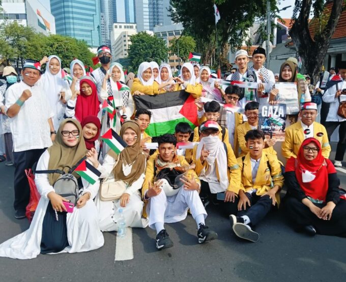 Tanamkan Sikap Peduli dan Patriotisme, SMP Muhammadiyah 17 Surabaya Hadiri Aksi Bela Palestina