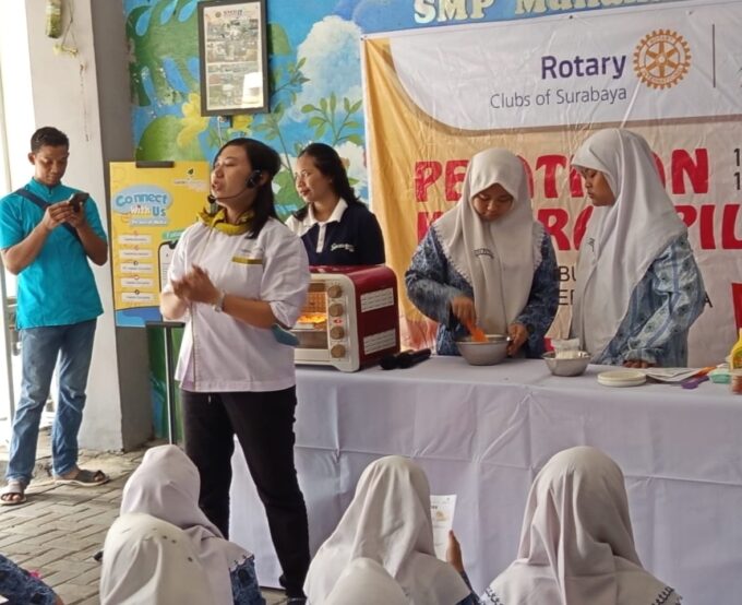 Siswi SMP Muhammadiyah 17 Surabaya Bikin Kue Kreatif Bersama Rotary Club