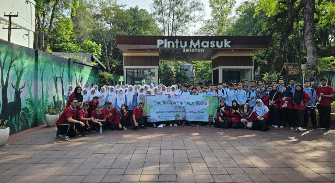 Para siswa Spemjitu foto di pintu masuk KBS