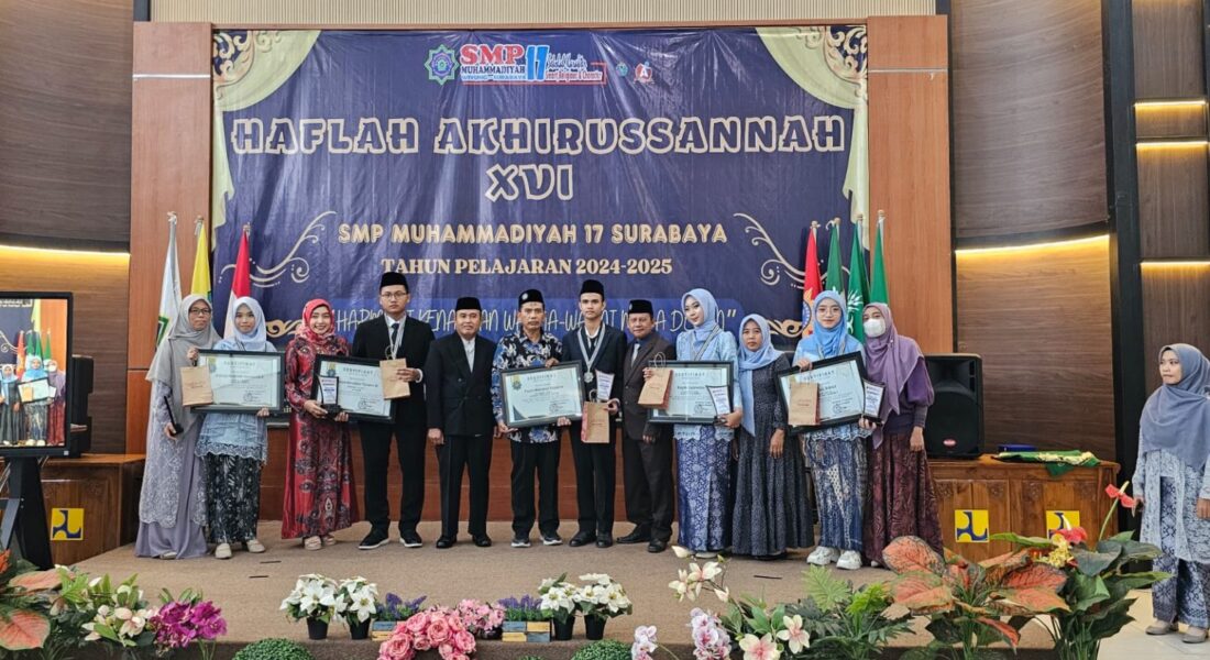 Para siswa yang meraih prestasi dalam momen Haflah Akhirusannah XVI Spemjitu.