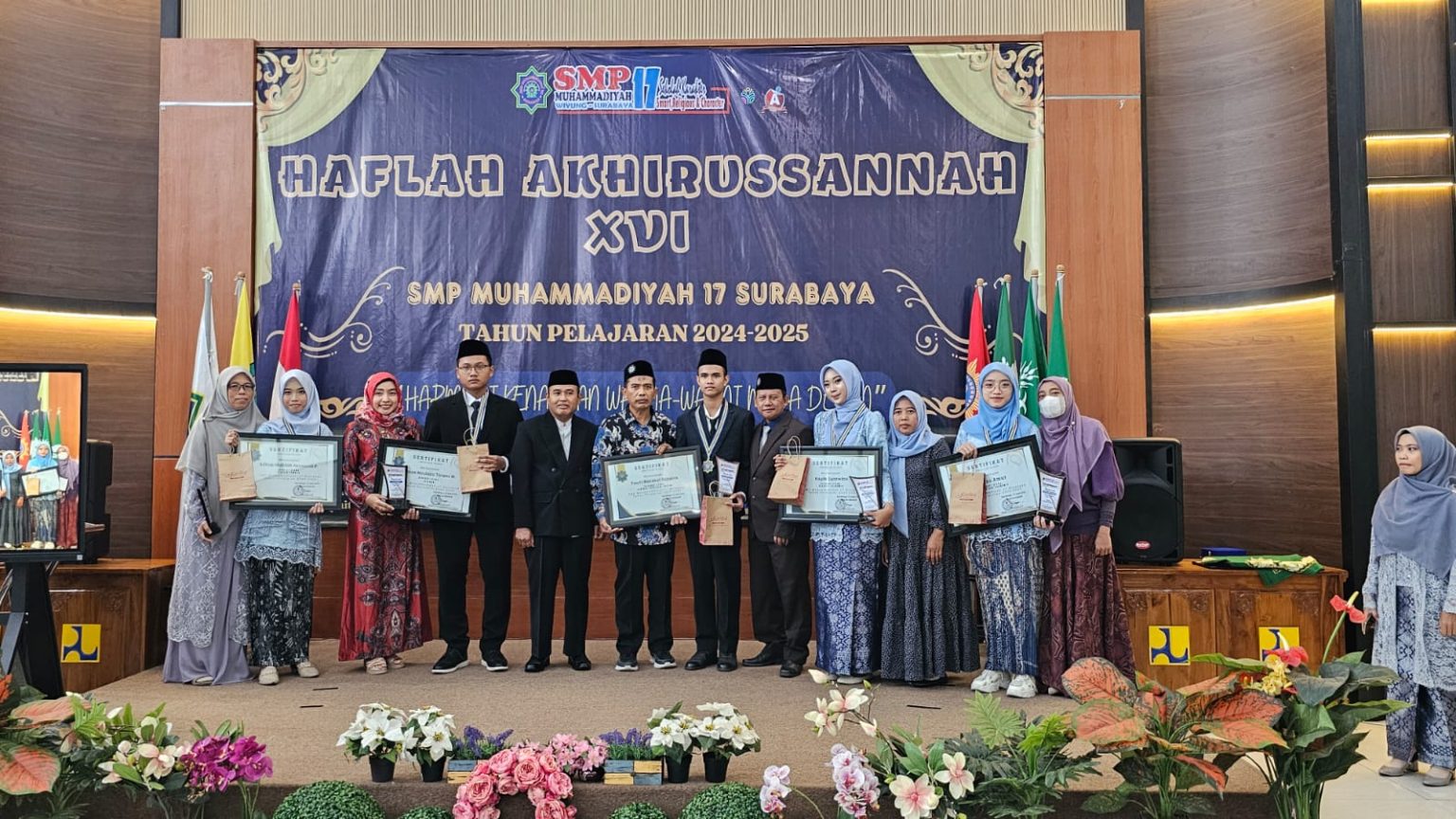 Para siswa yang meraih prestasi dalam momen Haflah Akhirusannah XVI Spemjitu.