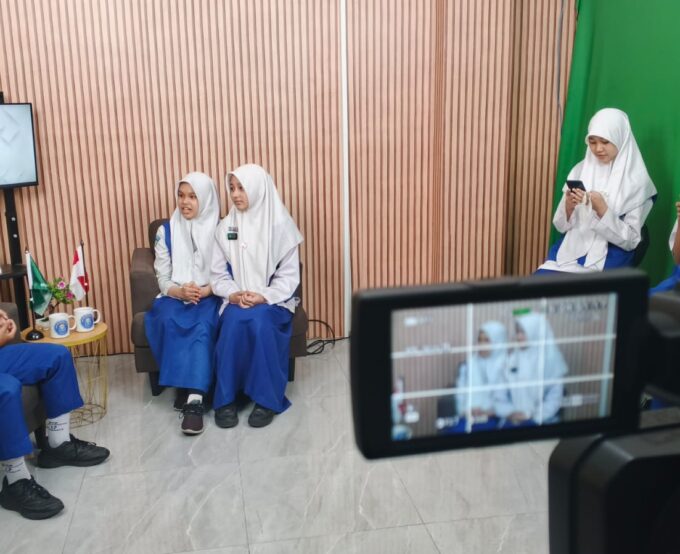 Jurnalis Cilik Spemjitu Dalami Dunia Televisi di Studio TVMu Jatim 1