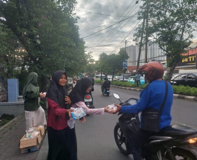 SPEMJITU Gelar Takjil On The Road 7 Hari di Bulan Ramadhan, Ratusan Paket Dibagikan Gratis